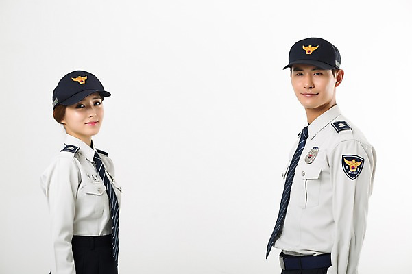 포토 JPG 스튜디오촬영 응시 여자 남자 실내 서기 미소 상반신 20대 성인 두명 옆모습 한국인 경찰 경찰복 여경 성인만 국내포토 직업 시선 뷰포인트 유니폼 모션 표정 사람 동양인 청년 내부 파일형식