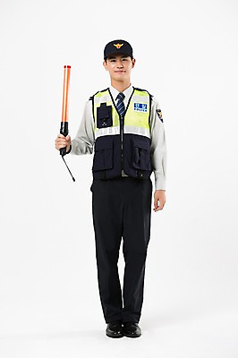 포토 JPG 스튜디오촬영 전신 남자 실내 한명 서기 들기 20대 성인 앞모습 한국인 경찰 경찰복 지시봉 교통정리 성인남자한명만 국내포토 직업 1 뷰포인트 교통 유니폼 모션 사람 동양인 청년 내부 남자한명만 성인남자만 파일형식