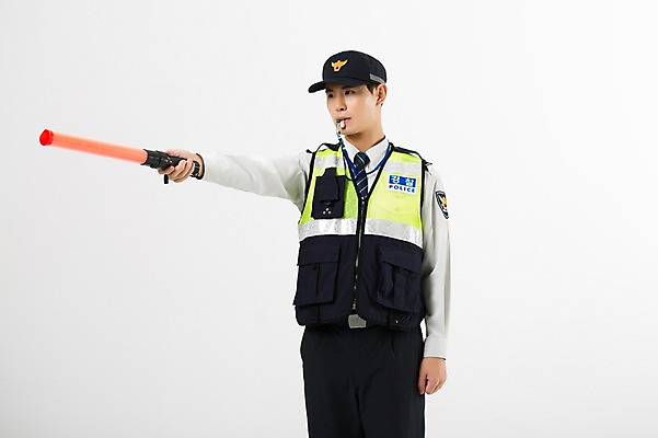 포토 JPG 스튜디오촬영 남자 실내 한명 서기 들기 상반신 20대 성인 앞모습 한국인 경찰 호루라기 경찰복 지시봉 교통정리 성인남자한명만 국내포토 직업 1 뷰포인트 교통 유니폼 모션 사람 동양인 청년 내부 남자한명만 성인남자만 파일형식