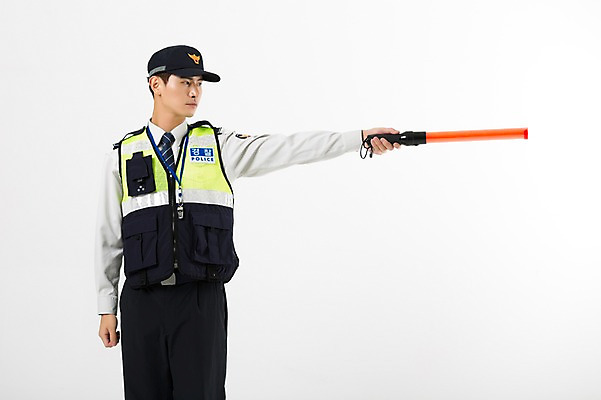포토 JPG 스튜디오촬영 남자 실내 한명 서기 들기 상반신 20대 성인 앞모습 한국인 경찰 경찰복 지시봉 교통정리 성인남자한명만 국내포토 직업 1 뷰포인트 교통 유니폼 모션 사람 동양인 청년 내부 남자한명만 성인남자만 파일형식
