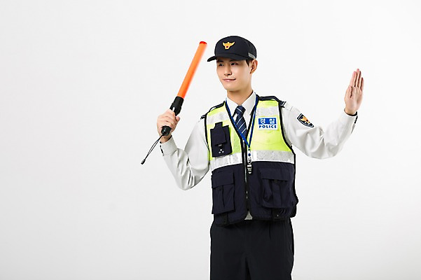 포토 JPG 스튜디오촬영 남자 실내 한명 서기 들기 상반신 20대 성인 앞모습 한국인 경찰 경찰복 지시봉 교통정리 성인남자한명만 국내포토 직업 1 뷰포인트 교통 유니폼 모션 사람 동양인 청년 내부 남자한명만 성인남자만 파일형식