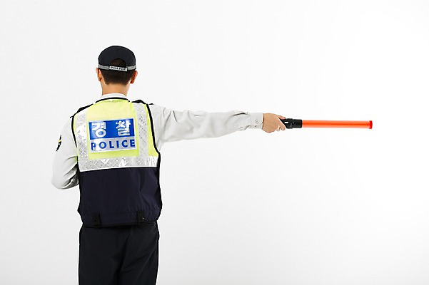 포토 JPG 스튜디오촬영 남자 실내 한명 서기 들기 상반신 20대 성인 뒷모습 한국인 경찰 경찰복 지시봉 교통정리 성인남자한명만 국내포토 직업 1 뷰포인트 교통 유니폼 모션 사람 동양인 청년 내부 남자한명만 성인남자만 파일형식