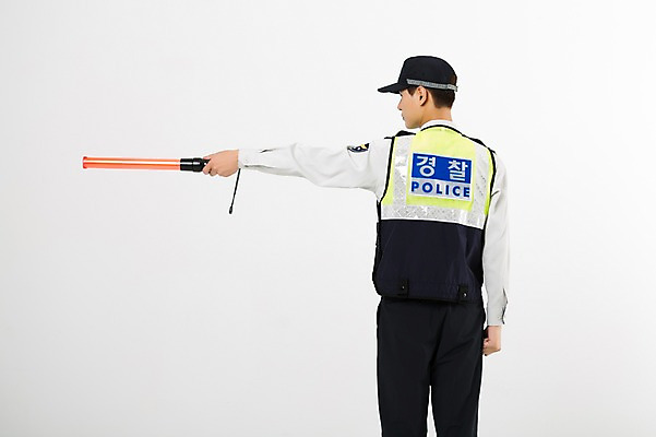포토 JPG 스튜디오촬영 남자 실내 한명 서기 들기 상반신 20대 성인 뒷모습 한국인 경찰 경찰복 지시봉 교통정리 성인남자한명만 국내포토 직업 1 뷰포인트 교통 유니폼 모션 사람 동양인 청년 내부 남자한명만 성인남자만 파일형식