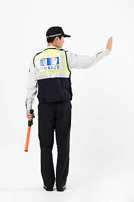 포토 JPG 스튜디오촬영 전신 남자 실내 한명 서기 들기 손짓 20대 성인 뒷모습 한국인 경찰 경찰복 지시봉 교통정리 성인남자한명만 국내포토 직업 1 뷰포인트 교통 유니폼 모션 사람 동양인 청년 내부 남자한명만 성인남자만 파일형식