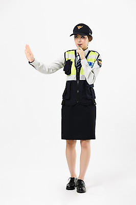 포토 JPG 스튜디오촬영 전신 여자 실내 한명 서기 손짓 20대 성인 앞모습 한국인 호루라기 경찰복 여경 교통정리 성인여자한명만 국내포토 1 뷰포인트 교통 유니폼 모션 사람 동양인 청년 내부 경찰 여자한명만 성인여자만 파일형식
