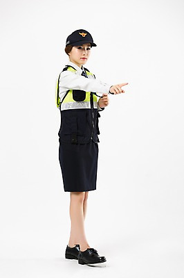 포토 JPG 스튜디오촬영 전신 여자 실내 한명 서기 손짓 20대 성인 옆모습 한국인 호루라기 경찰복 여경 교통정리 성인여자한명만 국내포토 1 뷰포인트 교통 유니폼 모션 사람 동양인 청년 내부 경찰 여자한명만 성인여자만 파일형식