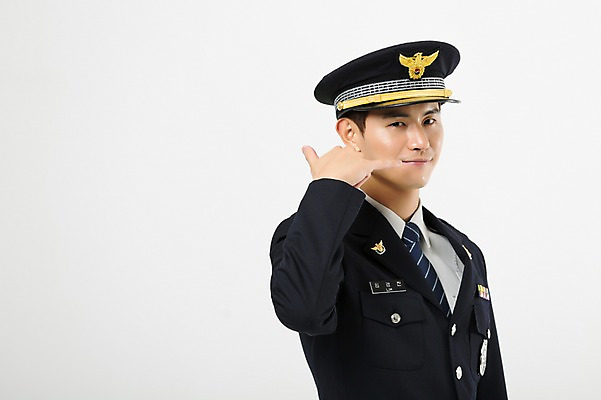 포토 JPG 스튜디오촬영 남자 실내 한명 서기 손짓 상반신 20대 성인 옆모습 한국인 경찰 경찰복 통화 손전화 성인남자한명만 국내포토 직업 1 뷰포인트 유니폼 모션 사람 동양인 청년 내부 남자한명만 성인남자만 파일형식