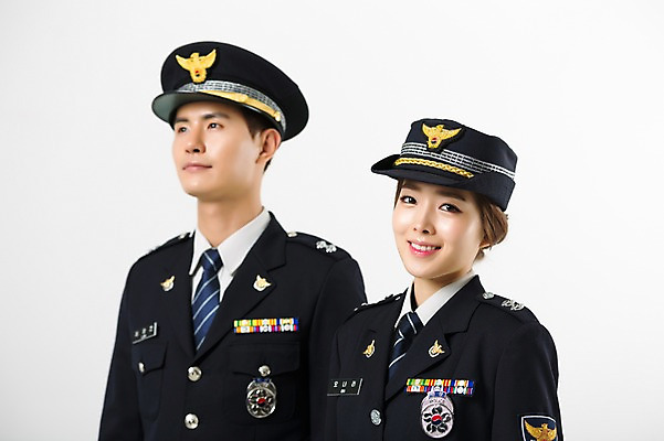 포토 JPG 스튜디오촬영 응시 여자 남자 실내 서기 미소 상반신 20대 성인 두명 앞모습 한국인 경찰 경찰복 여경 성인만 국내포토 직업 시선 뷰포인트 유니폼 모션 표정 사람 동양인 청년 내부 파일형식