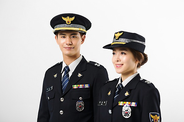 포토 JPG 스튜디오촬영 응시 여자 남자 실내 서기 미소 상반신 20대 성인 두명 앞모습 한국인 경찰 경찰복 여경 성인만 국내포토 직업 시선 뷰포인트 유니폼 모션 표정 사람 동양인 청년 내부 파일형식