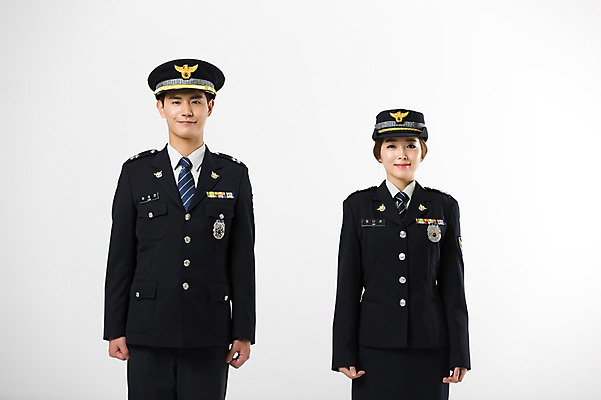 포토 JPG 스튜디오촬영 여자 남자 실내 서기 미소 상반신 20대 성인 두명 앞모습 한국인 경찰 경찰복 여경 성인만 국내포토 직업 뷰포인트 유니폼 모션 표정 사람 동양인 청년 내부 파일형식 옷 인종