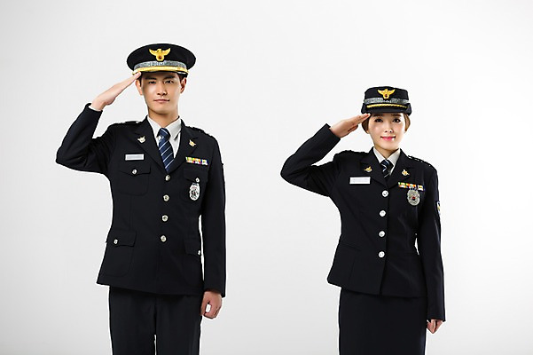 포토 JPG 스튜디오촬영 여자 남자 실내 서기 상반신 20대 성인 두명 앞모습 한국인 경찰 경찰복 경례 여경 성인만 국내포토 직업 뷰포인트 유니폼 모션 사람 동양인 청년 내부 인사 파일형식