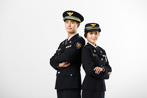 포토 JPG 스튜디오촬영 여자 남자 실내 서기 상반신 20대 성인 두명 옆모습 팔짱 한국인 등맞대기 경찰 경찰복 여경 성인만 국내포토 직업 뷰포인트 유니폼 모션 사람 동양인 청년 내부 파일형식