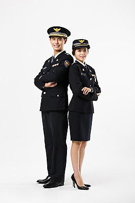 포토 JPG 스튜디오촬영 전신 여자 남자 실내 서기 20대 성인 두명 옆모습 팔짱 한국인 등맞대기 경찰 경찰복 여경 성인만 국내포토 직업 뷰포인트 유니폼 모션 사람 동양인 청년 내부 파일형식