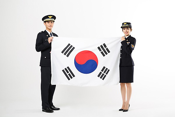 포토 JPG 스튜디오촬영 전신 여자 남자 실내 서기 들기 20대 성인 두명 앞모습 한국인 경찰 태극기 경찰복 여경 애국심 성인만 국내포토 직업 뷰포인트 유니폼 모션 사람 동양인 청년 내부 국기 파일형식