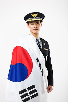 포토 JPG 스튜디오촬영 남자 실내 한명 서기 미소 상반신 20대 성인 옆모습 한국인 경찰 태극기 경찰복 애국심 성인남자한명만 국내포토 직업 1 뷰포인트 유니폼 모션 표정 사람 동양인 청년 내부 국기 남자한명만 성인남자만 파일형식