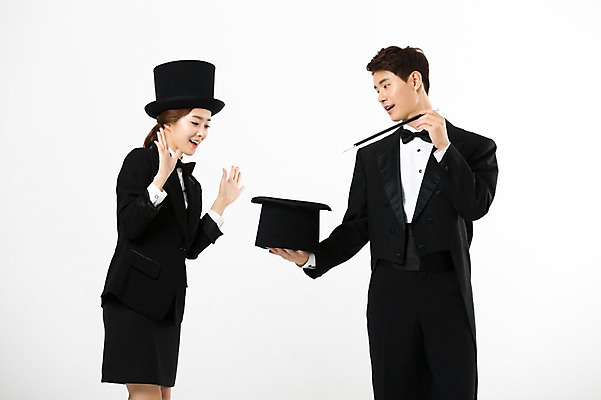 포토 JPG 스튜디오촬영 여자 남자 실내 서기 상반신 20대 성인 두명 앞모습 놀람 한국인 마술사 마술봉 마술사모자 마술사복장 성인만 국내포토 모자_잡화 옷 감정 뷰포인트 모션 표정 사람 동양인 청년 내부 마술 마술도구 파일형식