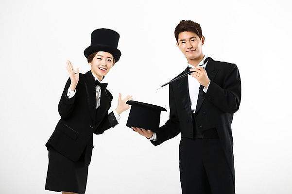 포토 JPG 스튜디오촬영 여자 남자 실내 서기 상반신 20대 성인 두명 앞모습 놀람 한국인 마술사 마술봉 마술사모자 마술사복장 성인만 국내포토 모자_잡화 옷 감정 뷰포인트 모션 표정 사람 동양인 청년 내부 마술 마술도구 파일형식