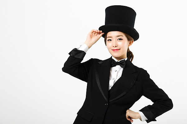 포토 JPG 스튜디오촬영 여자 실내 한명 서기 상반신 20대 성인 앞모습 한국인 마술사 마술사모자 마술사복장 성인여자한명만 국내포토 모자_잡화 1 옷 뷰포인트 모션 사람 동양인 청년 내부 마술 여자한명만 성인여자만 파일형식