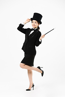 포토 JPG 스튜디오촬영 전신 여자 실내 한명 서기 미소 들기 20대 성인 옆모습 한국인 마술사 마술봉 마술사복장 다리들기 성인여자한명만 국내포토 1 옷 뷰포인트 모션 표정 사람 동양인 청년 내부 마술 마술도구 여자한명만 성인여자만 파일형식