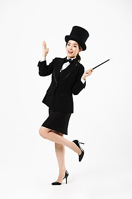 포토 JPG 스튜디오촬영 전신 여자 실내 한명 서기 미소 20대 성인 옆모습 한국인 마술사 마술봉 마술사복장 다리들기 성인여자한명만 국내포토 1 옷 뷰포인트 모션 표정 사람 동양인 청년 내부 마술 마술도구 여자한명만 성인여자만 파일형식