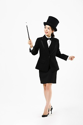 포토 JPG 스튜디오촬영 전신 여자 실내 한명 서기 들기 20대 성인 앞모습 한국인 마술사 마술봉 마술사복장 성인여자한명만 국내포토 1 옷 뷰포인트 모션 사람 동양인 청년 내부 마술 마술도구 여자한명만 성인여자만 파일형식