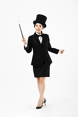 포토 JPG 스튜디오촬영 전신 여자 실내 한명 서기 미소 들기 20대 성인 앞모습 한국인 마술사 마술봉 마술사복장 성인여자한명만 국내포토 1 옷 뷰포인트 모션 표정 사람 동양인 청년 내부 마술 마술도구 여자한명만 성인여자만 파일형식