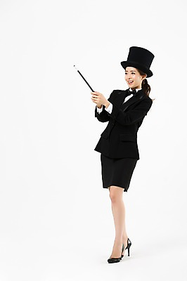 포토 JPG 스튜디오촬영 전신 여자 실내 한명 서기 들기 20대 성인 옆모습 한국인 마술사 마술봉 마술사복장 성인여자한명만 국내포토 1 옷 뷰포인트 모션 사람 동양인 청년 내부 마술 마술도구 여자한명만 성인여자만 파일형식