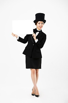 포토 JPG 스튜디오촬영 전신 배너 여자 사각프레임 광고판 알림판 실내 한명 서기 들기 20대 성인 앞모습 한국인 마술사 마술사복장 성인여자한명만 국내포토 1 옷 뷰포인트 모션 프레임 사람 동양인 청년 내부 사각형 마술 판 여자한명만 성인여자만 파일형식