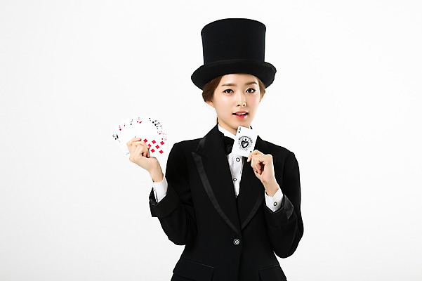 포토 JPG 스튜디오촬영 여자 실내 한명 서기 들기 상반신 20대 성인 앞모습 한국인 마술사 트럼프 마술사복장 성인여자한명만 국내포토 1 옷 뷰포인트 모션 사람 동양인 청년 내부 놀이용품 마술 여자한명만 성인여자만 파일형식