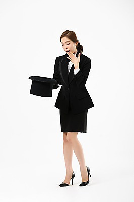 포토 JPG 스튜디오촬영 전신 여자 실내 한명 서기 20대 성인 앞모습 놀람 한국인 마술사 마술사모자 마술사복장 성인여자한명만 국내포토 모자_잡화 1 옷 감정 뷰포인트 모션 표정 사람 동양인 청년 내부 마술 여자한명만 성인여자만 파일형식