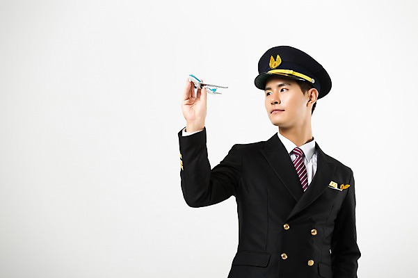 포토 JPG 스튜디오촬영 남자 유니폼 실내 한명 서기 들기 상반신 20대 성인 앞모습 한국인 파일럿 비행기모형 성인남자한명만 국내포토 직업 1 옷 뷰포인트 모션 비행기 사람 동양인 청년 내부 모형 남자한명만 성인남자만 파일형식