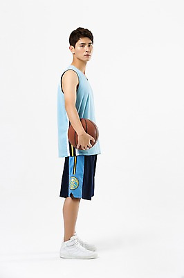 포토 JPG 스튜디오촬영 전신 남자 농구공 실내 한명 서기 들기 20대 성인 옆모습 한국인 농구선수 성인남자한명만 국내포토 1 뷰포인트 공 모션 운동선수 농구 사람 동양인 청년 내부 남자한명만 성인남자만 파일형식