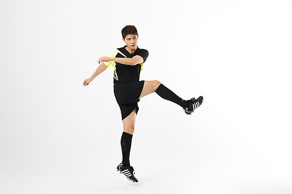 포토 JPG 스튜디오촬영 전신 남자 축구선수 실내 한명 20대 성인 앞모습 점프 한국인 슛 성인남자한명만 국내포토 1 뷰포인트 모션 운동선수 사람 동양인 청년 내부 축구 남자한명만 성인남자만 파일형식