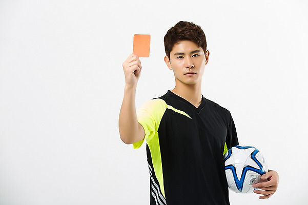 포토 JPG 스튜디오촬영 남자 축구공 실내 한명 서기 들기 상반신 20대 성인 앞모습 축구 한국인 심판 레드카드 축구심판 성인남자한명만 국내포토 1 뷰포인트 공 축구용품 모션 경고 사람 동양인 청년 내부 구기 카드_놀이용품 남자한명만 성인남자만 파일형식