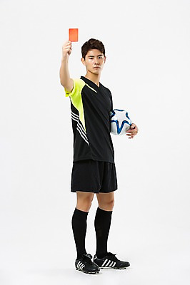 포토 JPG 스튜디오촬영 전신 남자 축구공 실내 한명 서기 들기 20대 성인 앞모습 축구 한국인 심판 레드카드 축구심판 성인남자한명만 국내포토 1 뷰포인트 공 축구용품 모션 경고 사람 동양인 청년 내부 구기 카드_놀이용품 남자한명만 성인남자만 파일형식