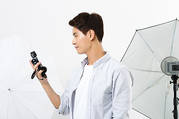 포토 JPG 스튜디오촬영 남자 조명 실내 한명 서기 들기 상반신 20대 성인 옆모습 한국인 사진사 노출계 성인남자한명만 국내포토 1 뷰포인트 모션 사람 동양인 청년 내부 작가 남자한명만 성인남자만 파일형식