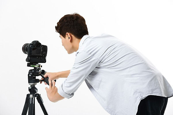 포토 JPG 스튜디오촬영 남자 실내 한명 서기 상반신 20대 성인 옆모습 카메라 한국인 사진사 성인남자한명만 국내포토 1 뷰포인트 모션 사람 동양인 청년 내부 전자제품 작가 남자한명만 성인남자만 파일형식