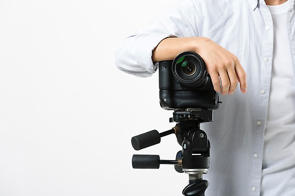 포토 JPG 스튜디오촬영 남자 실내 한명 서기 상반신 20대 성인 앞모습 카메라 한국인 사진사 성인남자한명만 국내포토 1 뷰포인트 모션 사람 동양인 청년 내부 전자제품 작가 남자한명만 성인남자만 파일형식