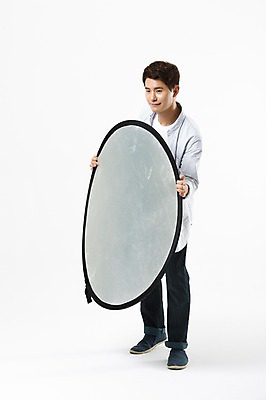 포토 JPG 스튜디오촬영 전신 남자 실내 한명 서기 미소 들기 20대 성인 앞모습 한국인 사진사 반사판 성인남자한명만 국내포토 1 뷰포인트 모션 표정 사람 동양인 청년 내부 작가 남자한명만 성인남자만 파일형식