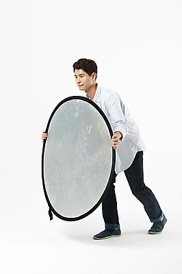 포토 JPG 스튜디오촬영 전신 남자 실내 한명 서기 20대 성인 옆모습 한국인 사진사 반사판 성인남자한명만 국내포토 1 뷰포인트 모션 사람 동양인 청년 내부 작가 남자한명만 성인남자만 파일형식