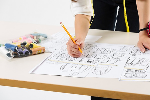 포토 JPG 스튜디오촬영 손 여자 실내 한명 서기 들기 20대 성인 앞모습 신체부위 연필 한국인 그리기 패션디자이너 의상시안 성인여자한명만 국내포토 1 뷰포인트 모션 시안 학용품 사람 동양인 청년 내부 필기구 디자이너 여자한명만 성인여자만 파일형식