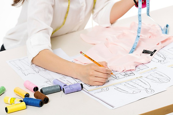 포토 JPG 스튜디오촬영 손 여자 실내 한명 앉기 20대 성인 앞모습 신체부위 한국인 직물 실 패션디자이너 의상시안 성인여자한명만 국내포토 1 뷰포인트 모션 시안 사람 동양인 청년 내부 디자이너 여자한명만 성인여자만 파일형식