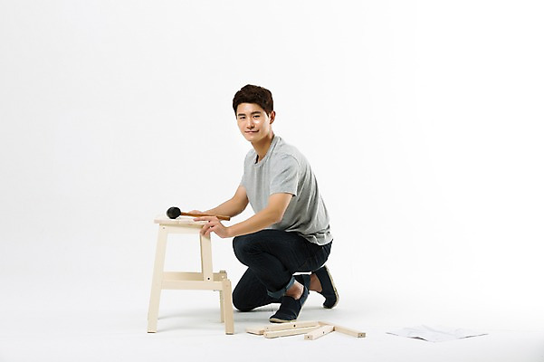 포토 JPG 스튜디오촬영 전신 남자 가구 실내 한명 미소 앉기 20대 성인 옆모습 인테리어 한국인 만들기 성인남자한명만 인테리어디자이너 국내포토 직업 1 디자인 뷰포인트 생활용품 모션 표정 사람 동양인 청년 내부 남자한명만 성인남자만 파일형식