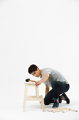 포토 JPG 스튜디오촬영 전신 남자 가구 실내 한명 앉기 20대 성인 옆모습 한국인 망치 만들기 성인남자한명만 인테리어디자이너 국내포토 직업 1 뷰포인트 생활용품 모션 사람 동양인 청년 내부 공구 남자한명만 성인남자만 파일형식