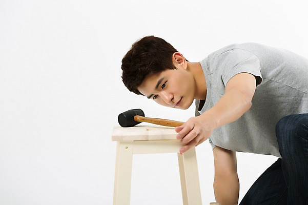 포토 JPG 스튜디오촬영 남자 가구 실내 한명 앉기 상반신 20대 성인 옆모습 한국인 망치 만들기 성인남자한명만 인테리어디자이너 국내포토 직업 1 뷰포인트 생활용품 모션 사람 동양인 청년 내부 공구 남자한명만 성인남자만 파일형식