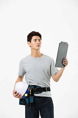 포토 JPG 스튜디오촬영 남자 실내 한명 서기 들기 상반신 20대 성인 앞모습 설계도 한국인 안전모 성인남자한명만 인테리어디자이너 국내포토 직업 1 뷰포인트 모션 건설업 사람 동양인 청년 내부 헬멧 안전장비 남자한명만 성인남자만 파일형식