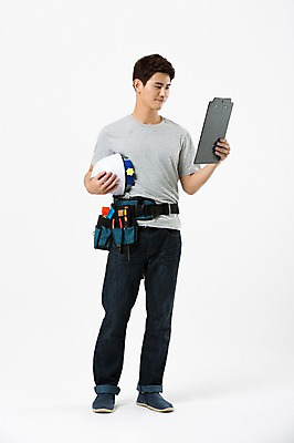 포토 JPG 스튜디오촬영 전신 남자 실내 한명 서기 들기 20대 성인 앞모습 설계도 한국인 안전모 성인남자한명만 인테리어디자이너 국내포토 직업 1 뷰포인트 모션 건설업 사람 동양인 청년 내부 헬멧 안전장비 남자한명만 성인남자만 파일형식