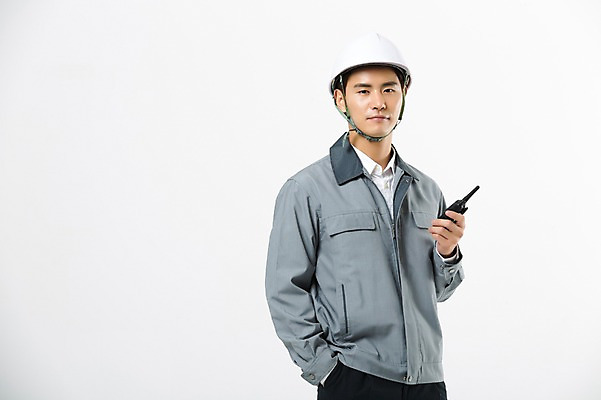 포토 JPG 스튜디오촬영 남자 실내 작업복 한명 서기 들기 상반신 20대 성인 앞모습 건설현장 한국인 안전모 무전기 성인남자한명만 인테리어디자이너 국내포토 직업 1 옷 뷰포인트 모션 무선통신 건설업 사람 동양인 청년 내부 헬멧 안전장비 남자한명만 성인남자만 파일형식