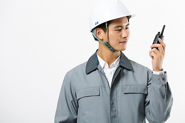 포토 JPG 스튜디오촬영 남자 실내 작업복 한명 서기 미소 들기 상반신 20대 성인 앞모습 건설현장 한국인 지시 안전모 무전기 성인남자한명만 인테리어디자이너 국내포토 직업 1 옷 뷰포인트 모션 무선통신 건설업 표정 사람 동양인 청년 내부 헬멧 안전장비 남자한명만 성인남자만 파일형식