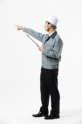 포토 JPG 스튜디오촬영 전신 남자 실내 작업복 한명 서기 들기 20대 성인 옆모습 건설현장 설계도 한국인 가리킴 지시 안전모 성인남자한명만 인테리어디자이너 국내포토 직업 1 옷 뷰포인트 모션 건설업 사람 동양인 손짓 청년 내부 헬멧 안전장비 남자한명만 성인남자만 파일형식